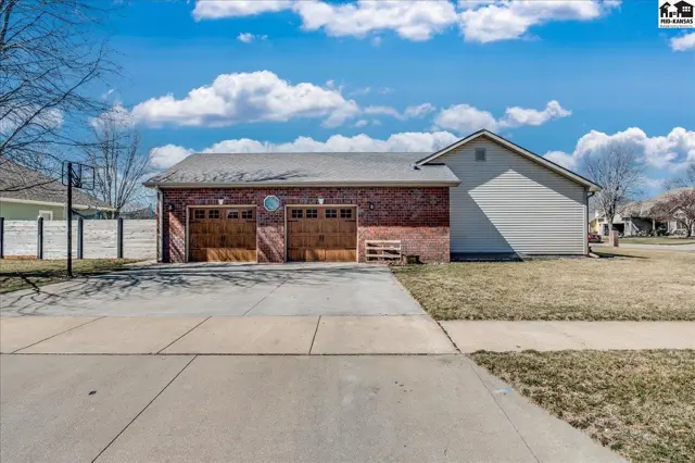 Photo of 611 E 41st Ave, Hutchinson, KS