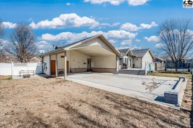 Photo of 611 E 41st Ave, Hutchinson, KS