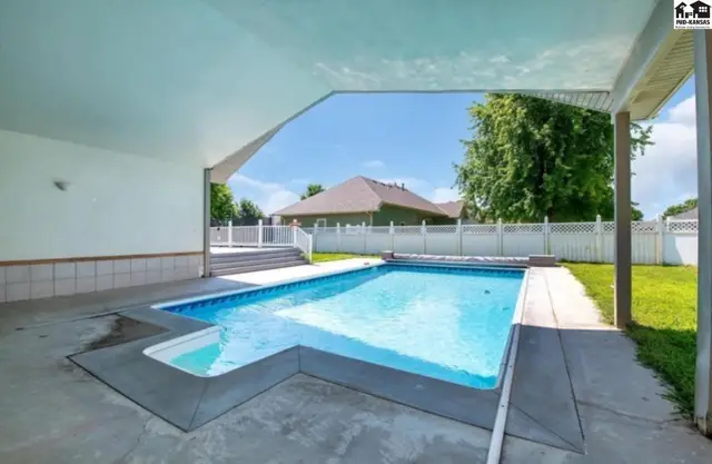 Photo of 611 E 41st Ave, Hutchinson, KS