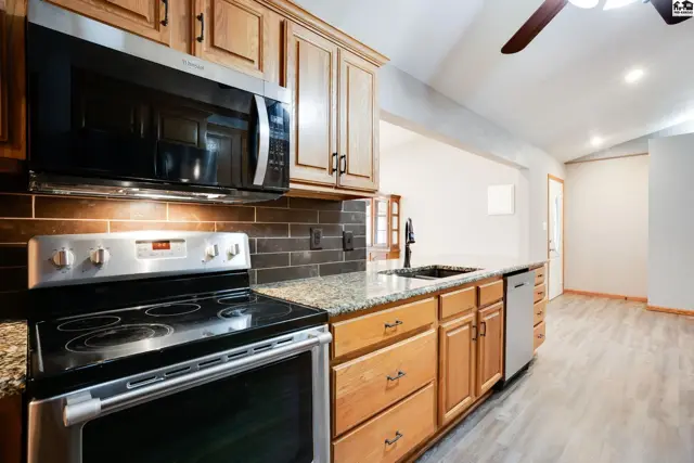 Photo of 611 E 41st Ave, Hutchinson, KS