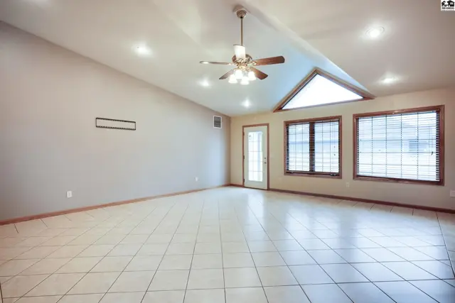 Photo of 611 E 41st Ave, Hutchinson, KS
