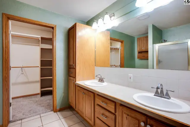 Photo of 611 E 41st Ave, Hutchinson, KS