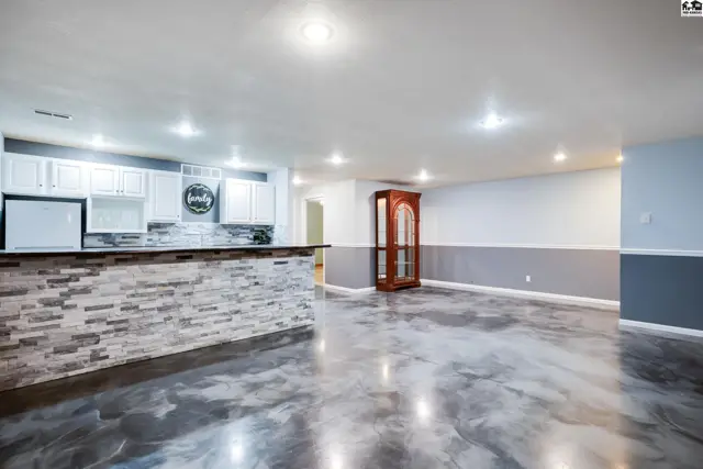 Photo of 611 E 41st Ave, Hutchinson, KS
