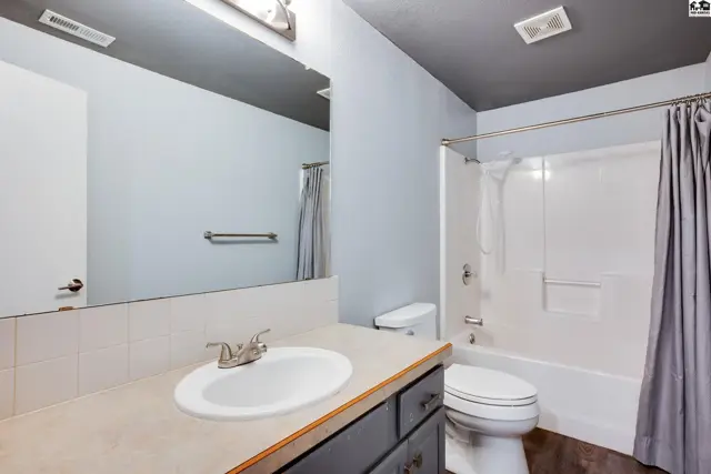 Photo of 611 E 41st Ave, Hutchinson, KS