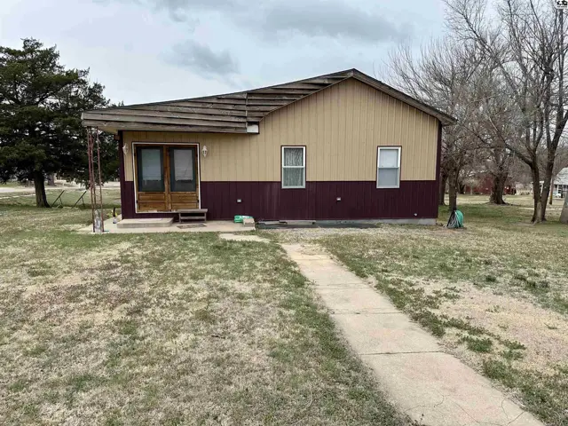Photo of 323 S Oak St, Medicine Lodge, KS