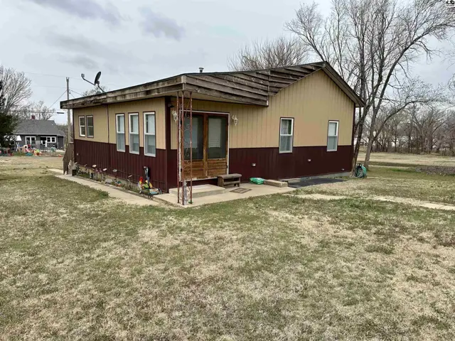 Photo of 323 S Oak St, Medicine Lodge, KS