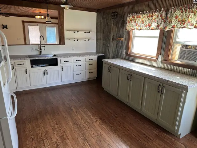 Photo of 323 S Oak St, Medicine Lodge, KS