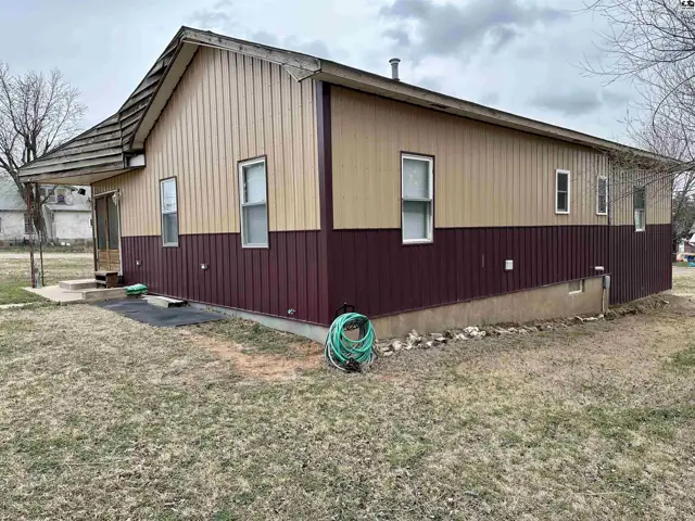 Photo of 323 S Oak St, Medicine Lodge, KS