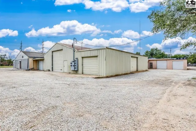 Photo of 706 W 2nd Ave, Hutchinson, KS