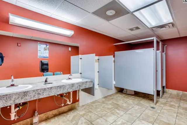 Photo of 500 W 1st Ave, Hutchinson, KS