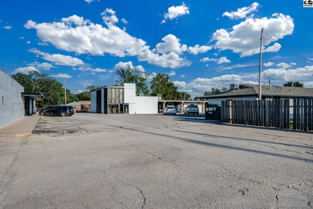 Photo of 510 E 17th Ave, Hutchinson, KS