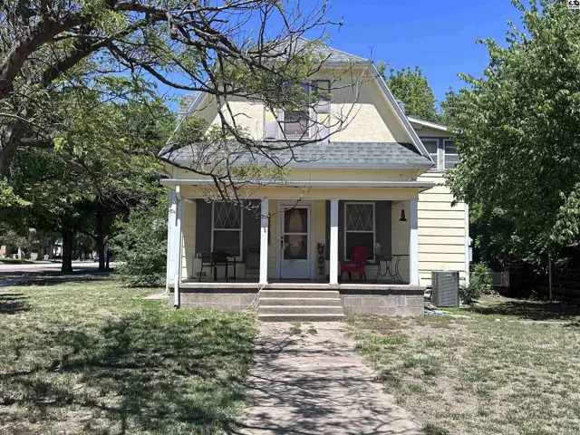 Photo of 300 N Main St, Pratt, KS