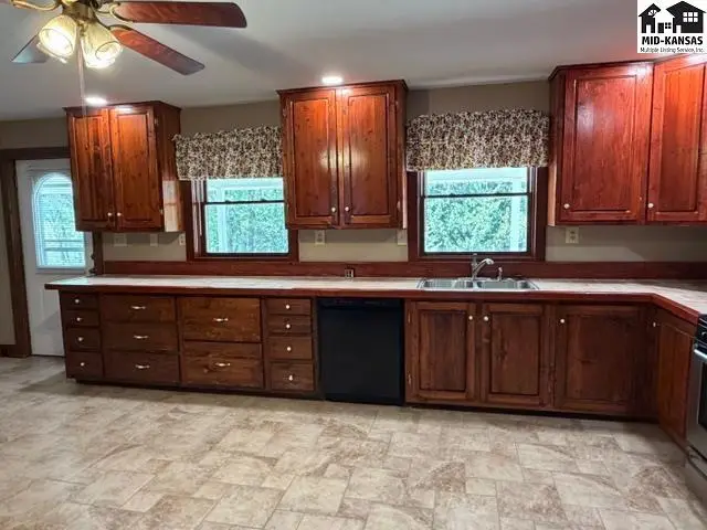 Photo of 5517 E 17th Ave, Hutchinson, KS