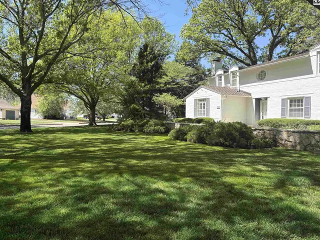 Photo of 400 Hyde Park Dr, Hutchinson, KS