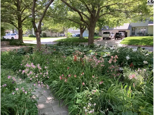Photo of 400 Hyde Park Dr, Hutchinson, KS