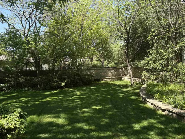 Photo of 400 Hyde Park Dr, Hutchinson, KS