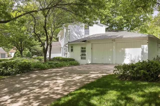 Photo of 400 Hyde Park Dr, Hutchinson, KS