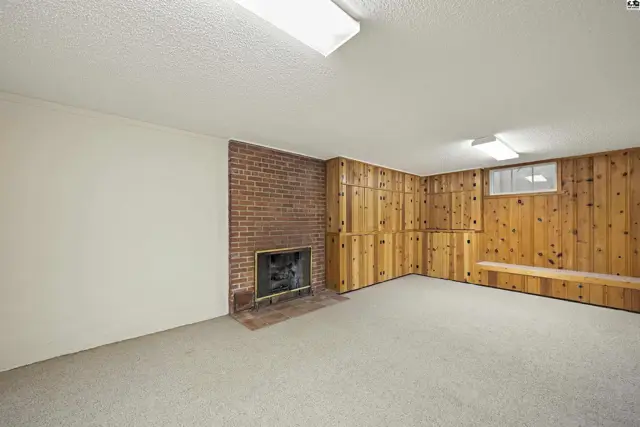 Photo of 400 Hyde Park Dr, Hutchinson, KS