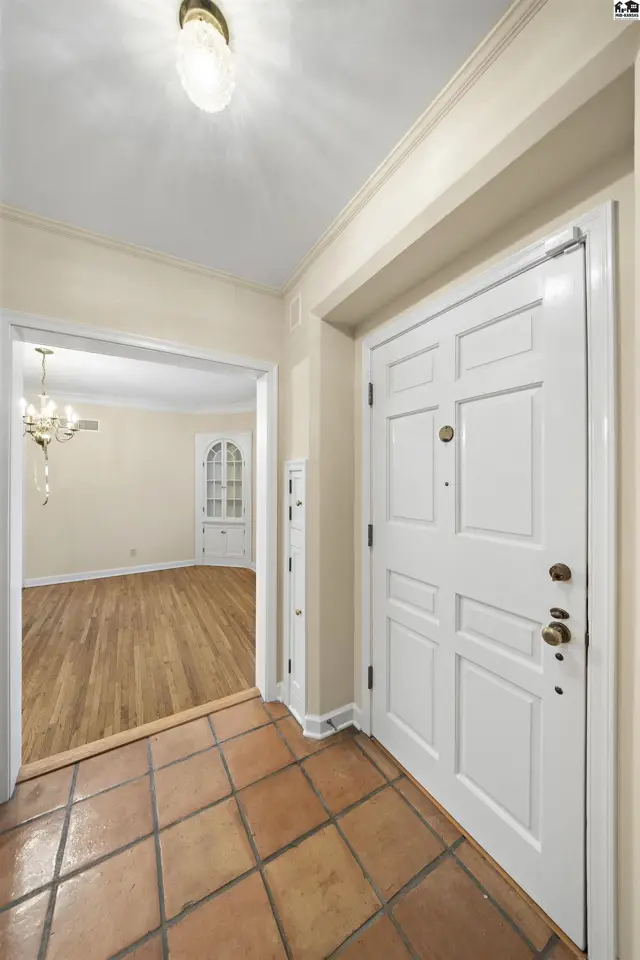 Photo of 400 Hyde Park Dr, Hutchinson, KS