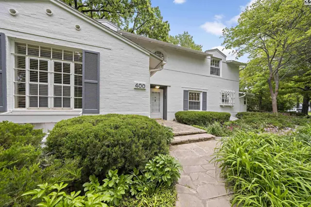 Photo of 400 Hyde Park Dr, Hutchinson, KS