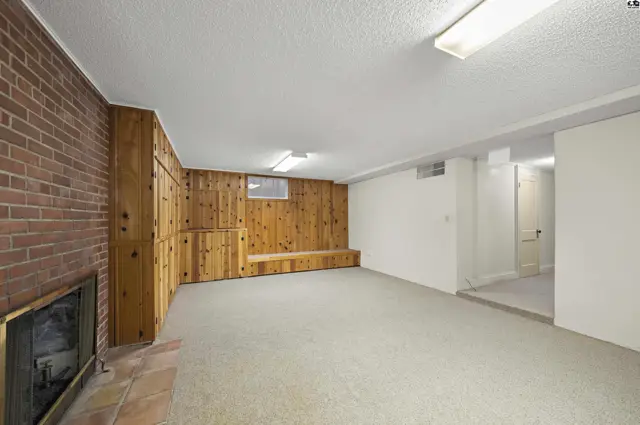 Photo of 400 Hyde Park Dr, Hutchinson, KS