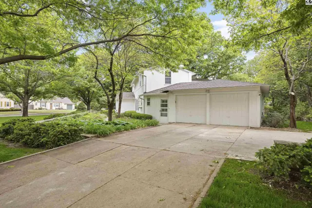 Photo of 400 Hyde Park Dr, Hutchinson, KS