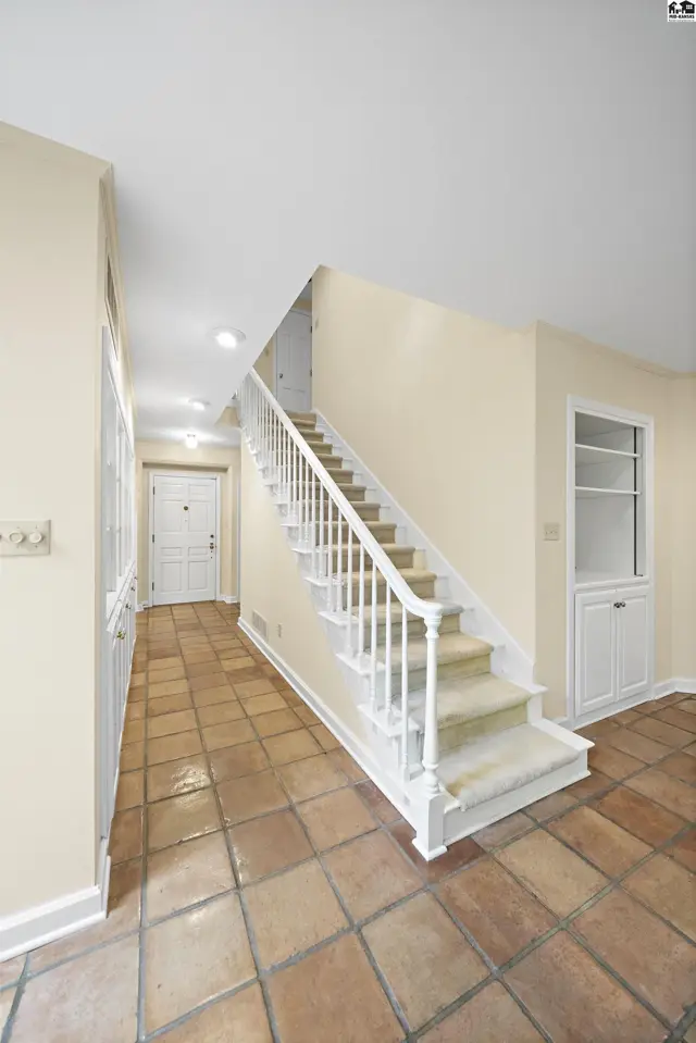 Photo of 400 Hyde Park Dr, Hutchinson, KS