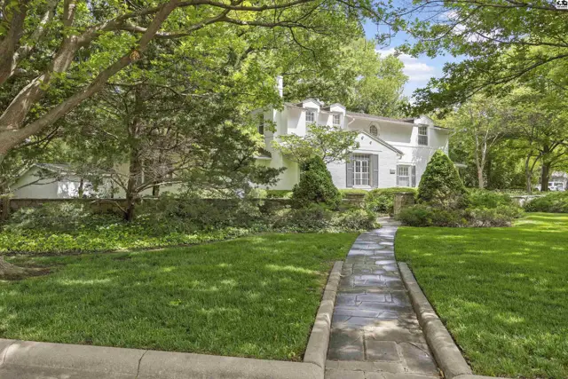 Photo of 400 Hyde Park Dr, Hutchinson, KS