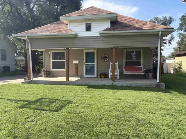 Photo of 1018 W 3rd St, Pratt, KS