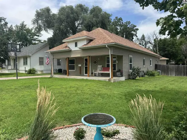 Photo of 1018 W 3rd St, Pratt, KS