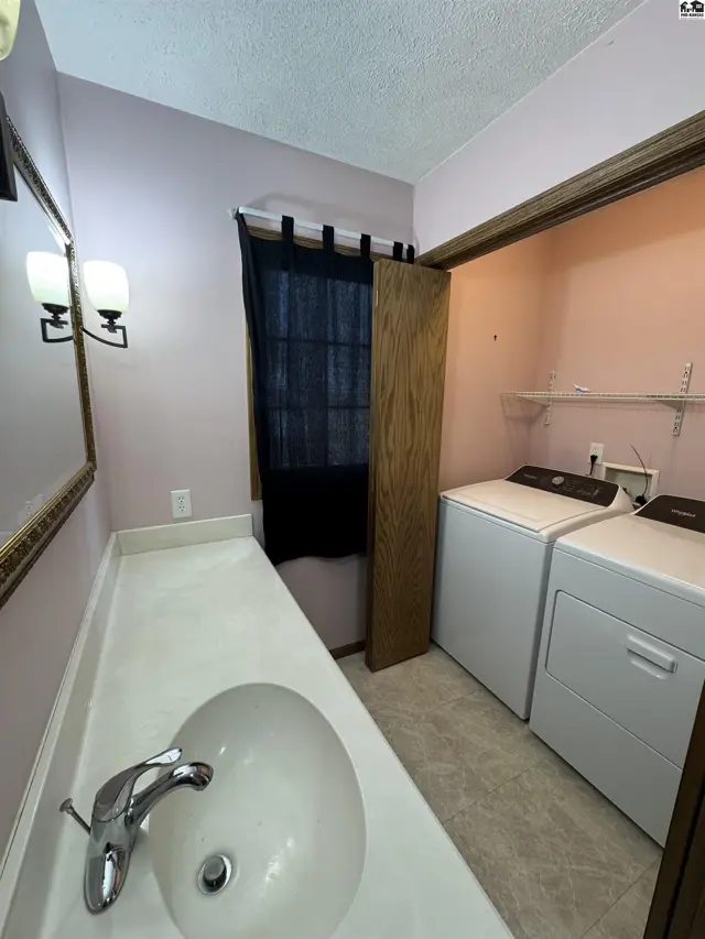 Photo of 619 Stout St, Pratt, KS