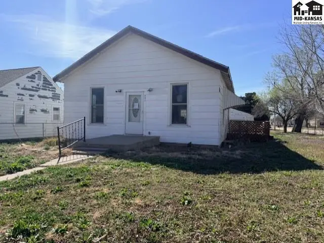 Photo of 601 E 6th St, Hoisington, KS
