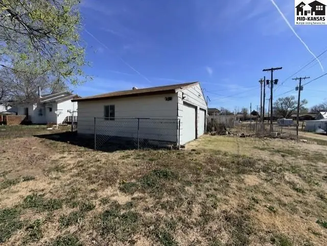 Photo of 601 E 6th St, Hoisington, KS
