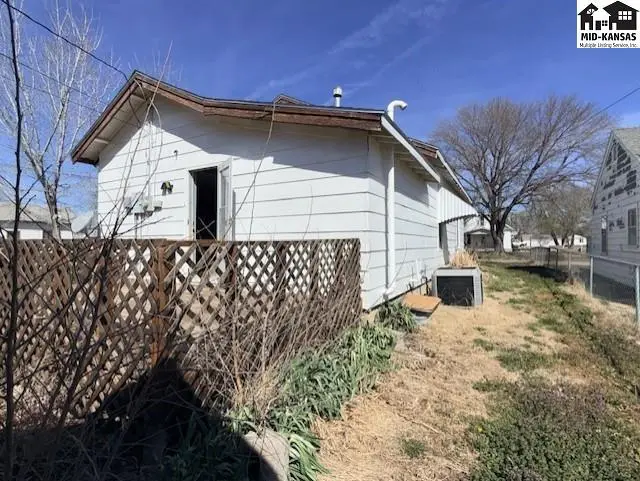 Photo of 601 E 6th St, Hoisington, KS