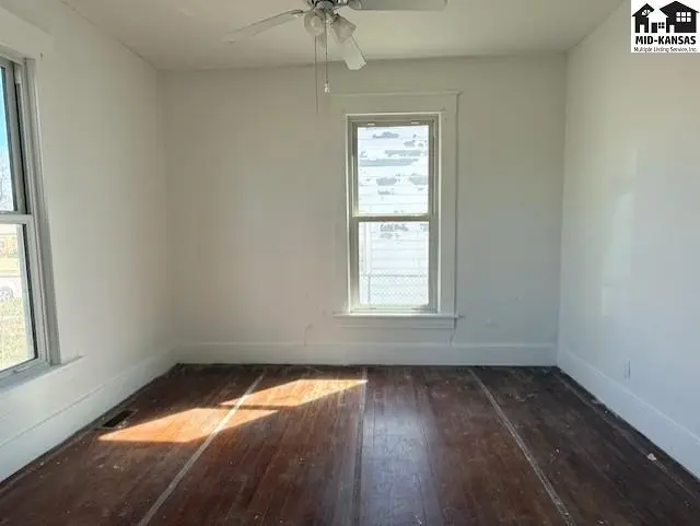 Photo of 601 E 6th St, Hoisington, KS