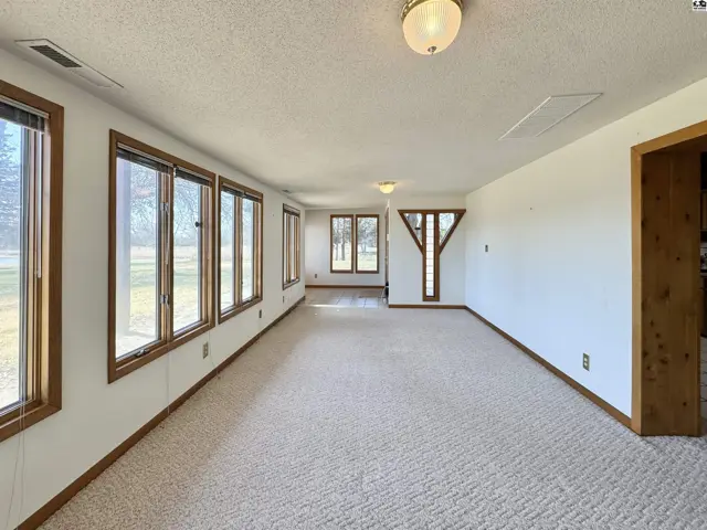 Photo of 8 N Lake Dr, Hutchinson, KS