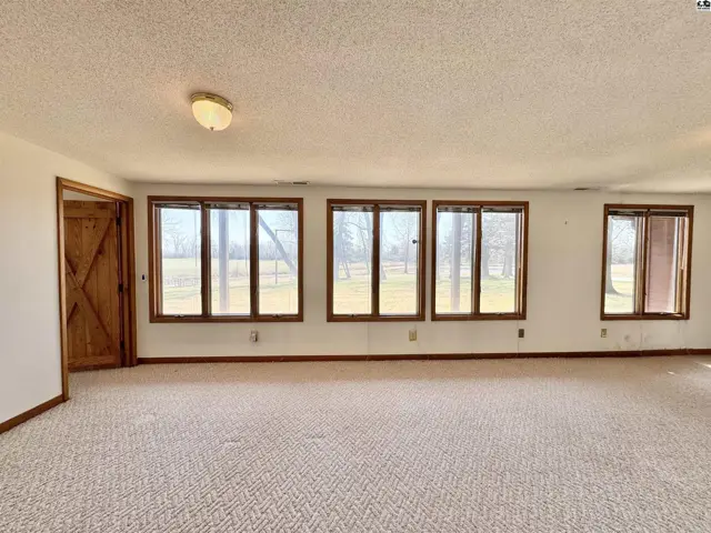 Photo of 8 N Lake Dr, Hutchinson, KS