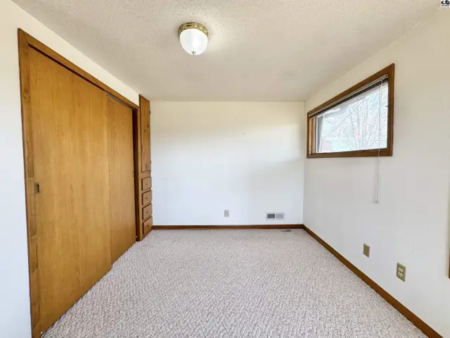 Photo of 8 N Lake Dr, Hutchinson, KS