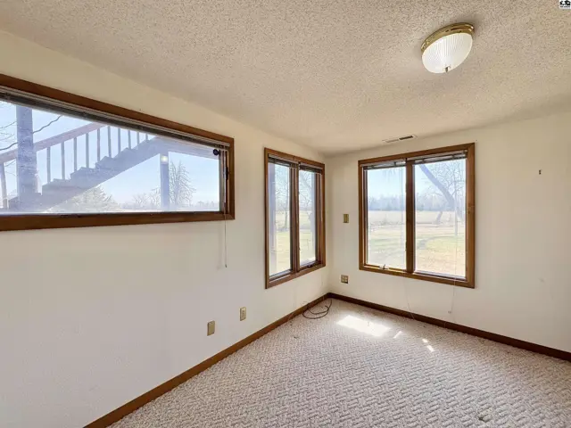 Photo of 8 N Lake Dr, Hutchinson, KS