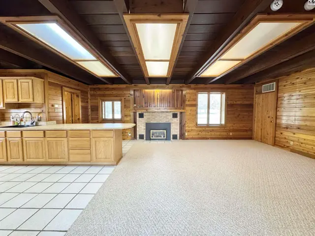 Photo of 8 N Lake Dr, Hutchinson, KS
