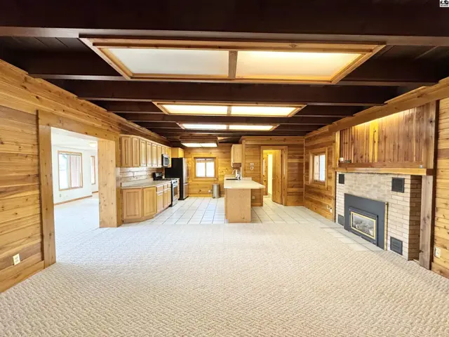Photo of 8 N Lake Dr, Hutchinson, KS