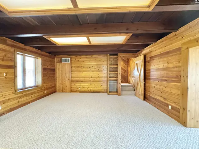 Photo of 8 N Lake Dr, Hutchinson, KS