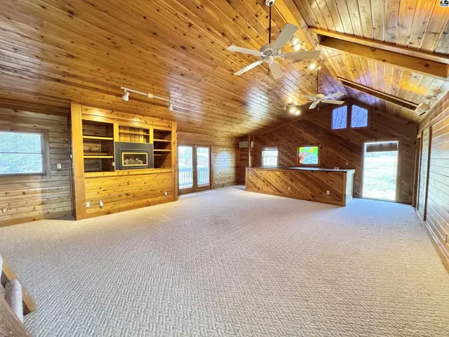 Photo of 8 N Lake Dr, Hutchinson, KS