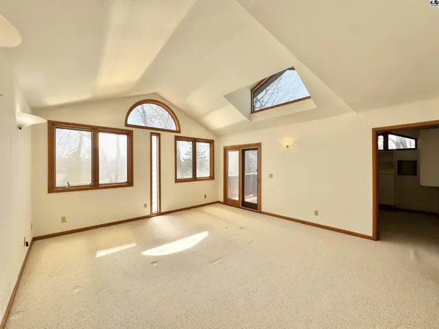 Photo of 8 N Lake Dr, Hutchinson, KS