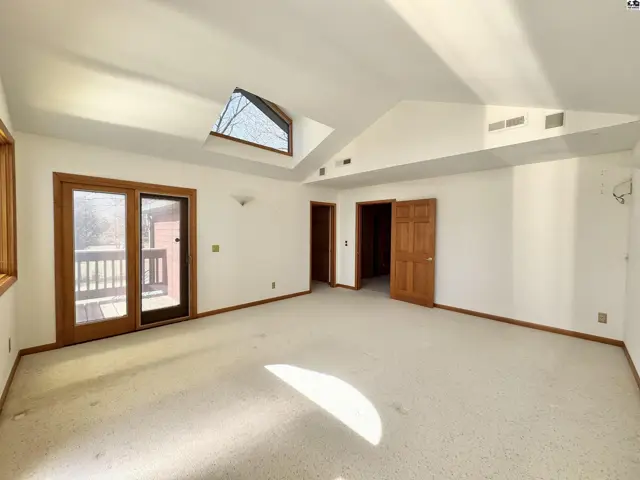 Photo of 8 N Lake Dr, Hutchinson, KS