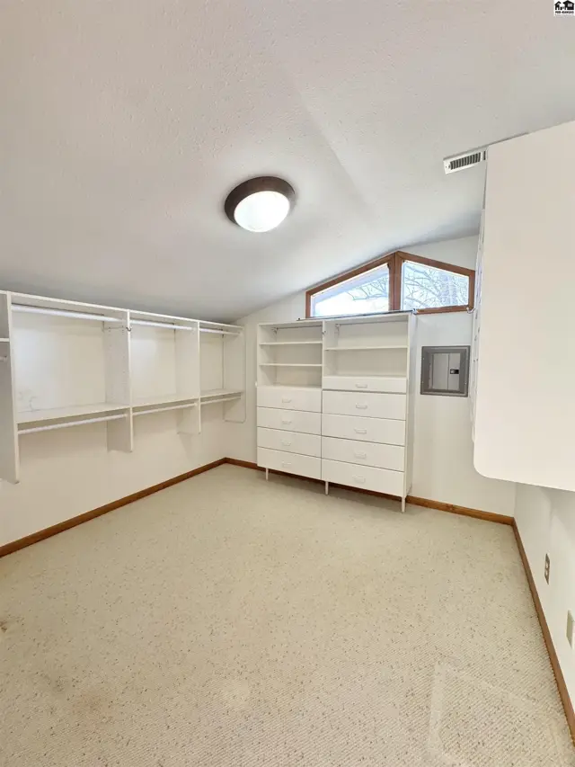 Photo of 8 N Lake Dr, Hutchinson, KS
