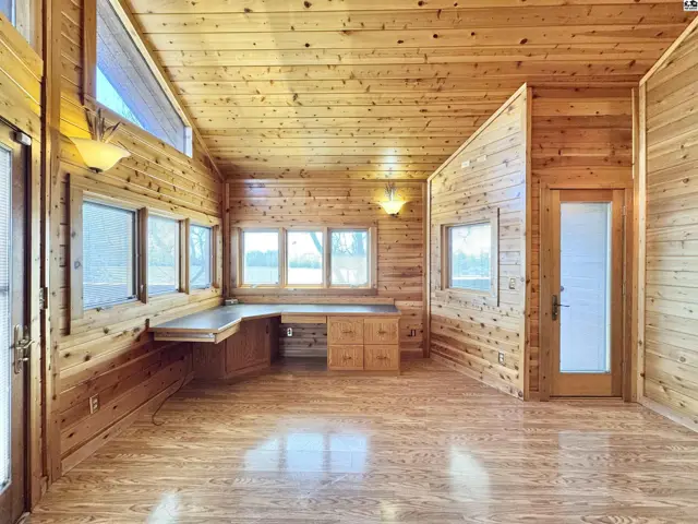 Photo of 8 N Lake Dr, Hutchinson, KS