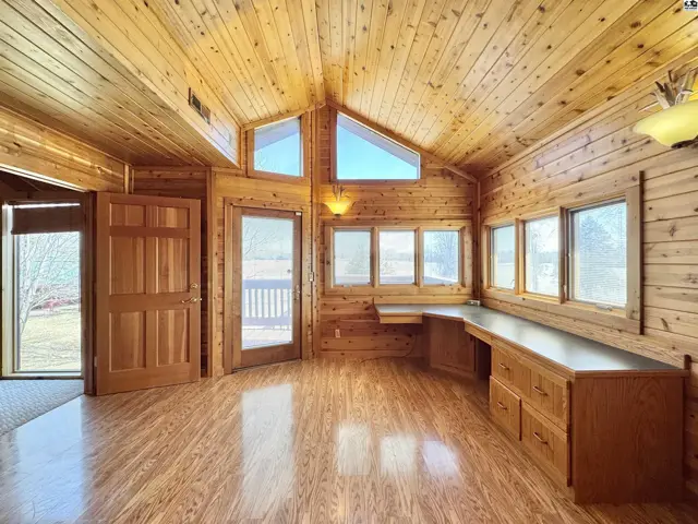Photo of 8 N Lake Dr, Hutchinson, KS