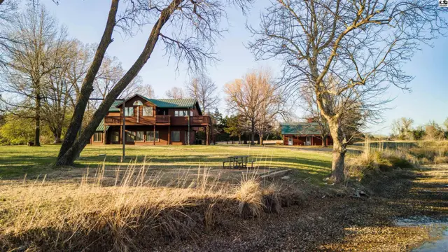 Photo of 8 N Lake Dr, Hutchinson, KS