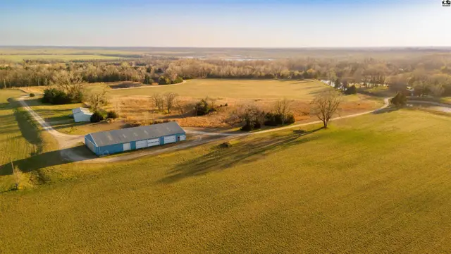 Photo of 8 N Lake Dr, Hutchinson, KS